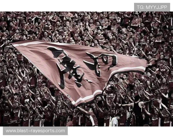 光头足球明星赛场撞人事件引发热议 球迷纷纷关注其行为后果