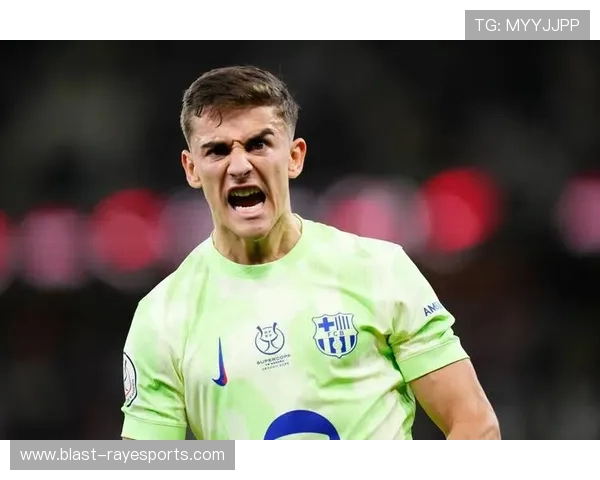 帅气足球后卫球星在赛场上的英勇表现与迷人风采展现