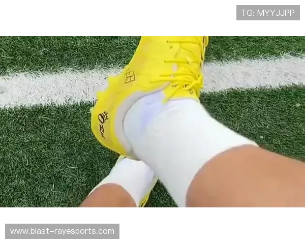 球星踢破足球鞋瞬间解读如何避免损伤与选择合适装备