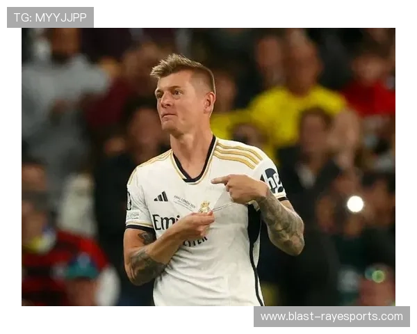 足球巨星温柔瞬间展现球场外的真挚情感与温暖心灵