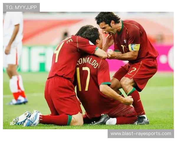 足球巨星传奇之路：从青涩少年到世界巅峰的奋斗与荣耀