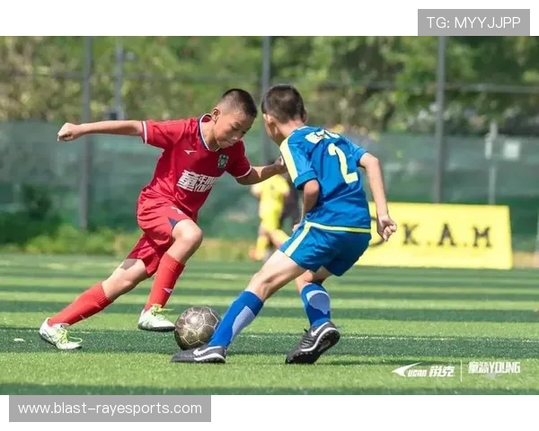 足球球星一对一进攻对决精彩纷呈 球技与智慧的极限挑战